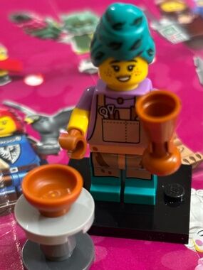 LEGO SERIES 24 "Potter" col420 with Stand, Accessories & Pamphlet
